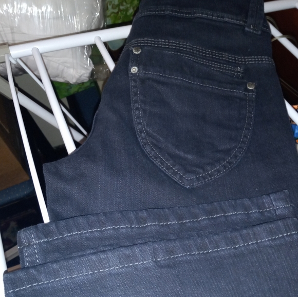 Karma Jeans.  Dark Wash, skinny flare, size 6.  Like new. - Picture 6 of 6